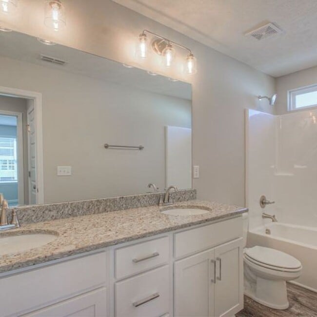 Building Photo - Upgraded, Luxury Townhouse