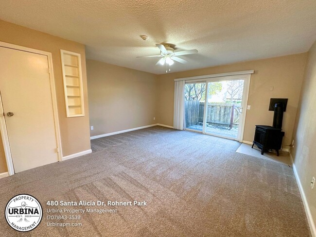 Building Photo - Charming 2-Bedroom Townhouse in a Prime Lo...