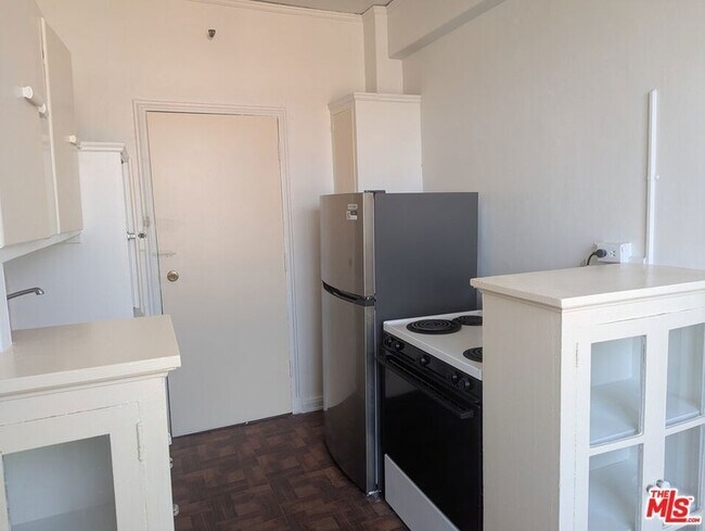 Building Photo - 634 S Gramercy Pl
