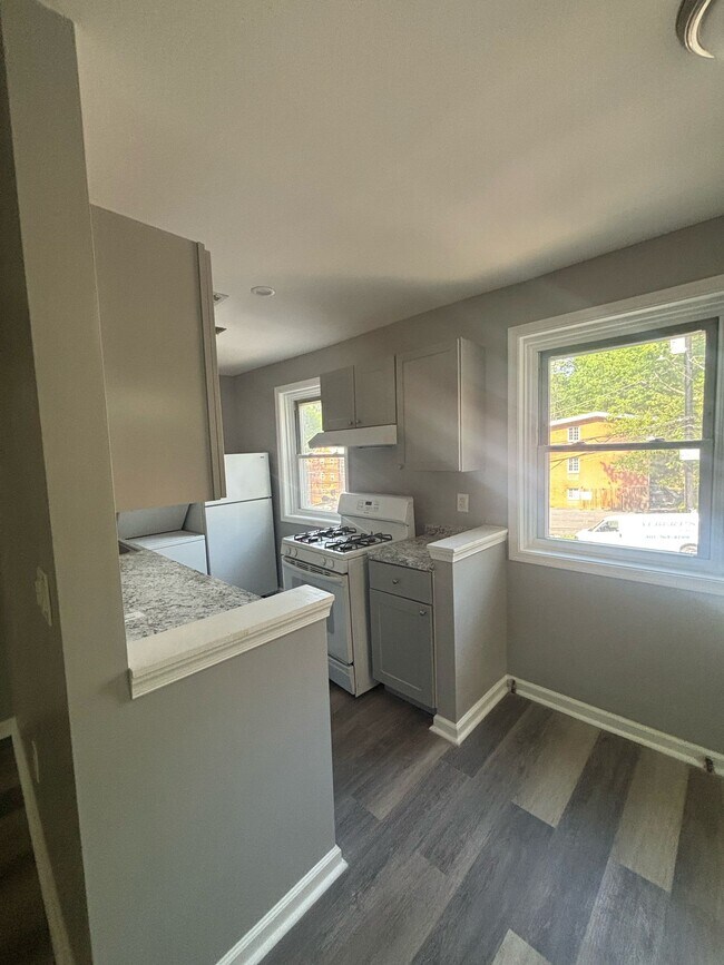 Building Photo - 1 Bedroom Apartment