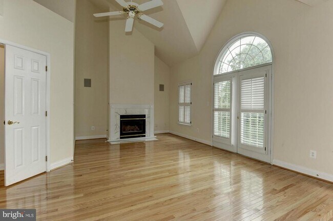 Building Photo - 2217 N Oak Ct