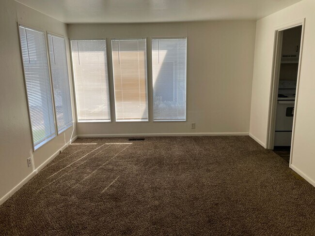 Building Photo - Updated Duplex in Great Location!!