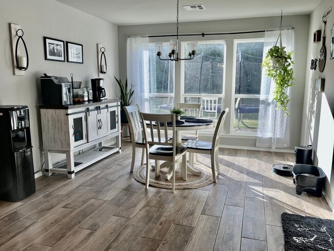 Building Photo - 1808 E. Van Buren PL.