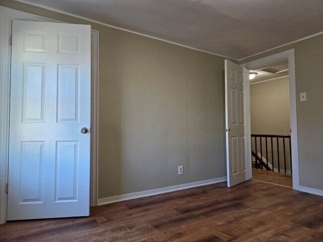 Building Photo - No Brokers Fee, In-Unit Laundry, Eat-in Kitchen, Large bedrooms, 3 Full Bathrooms