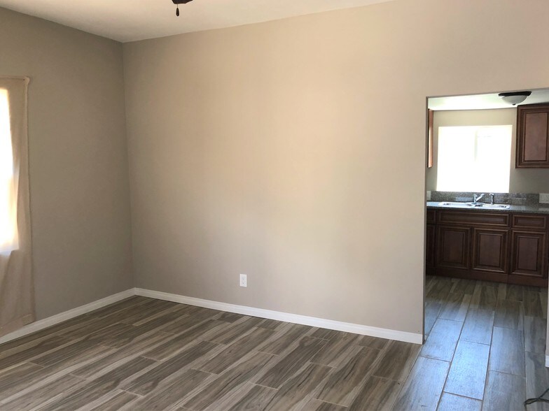 Building Photo - 712 W 54th St