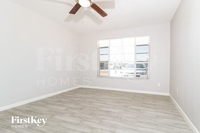 Building Photo - 2735 W Royal Palm Rd