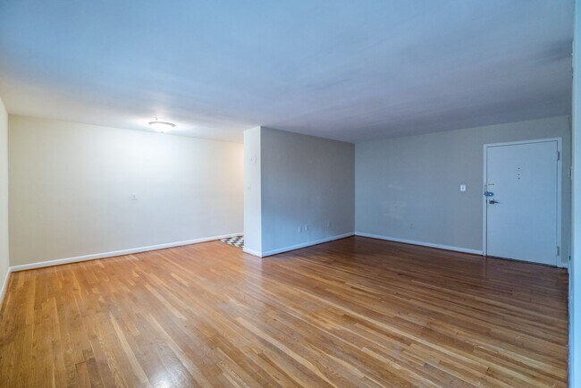 Building Photo - Rare Large Efficiency (552 Sq Ft) Close To...