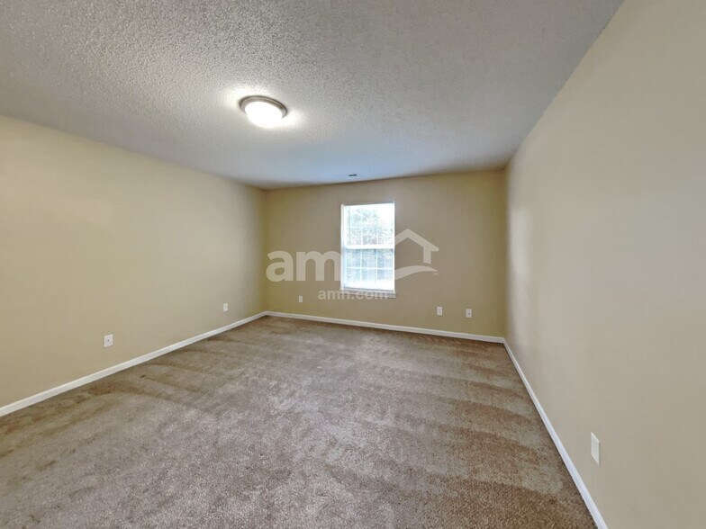 Building Photo - 950 Millbrook Dr