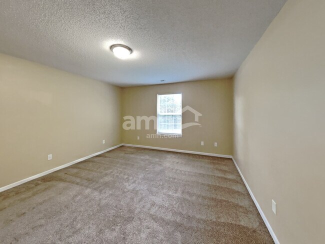 Building Photo - 950 Millbrook Dr