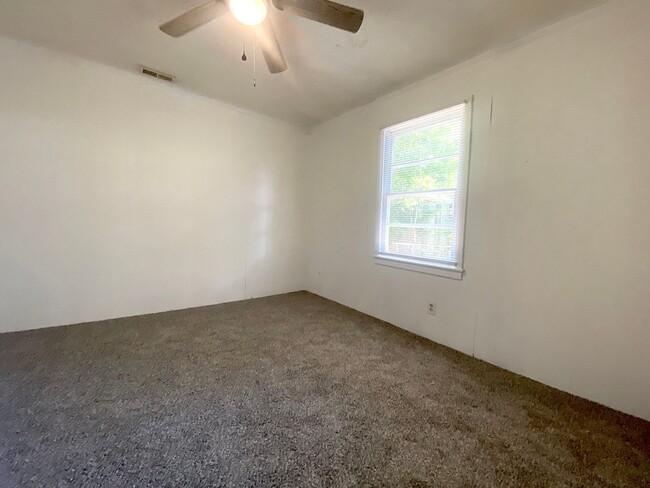 Building Photo - 3 BD/ 1BA Hidden Gem!