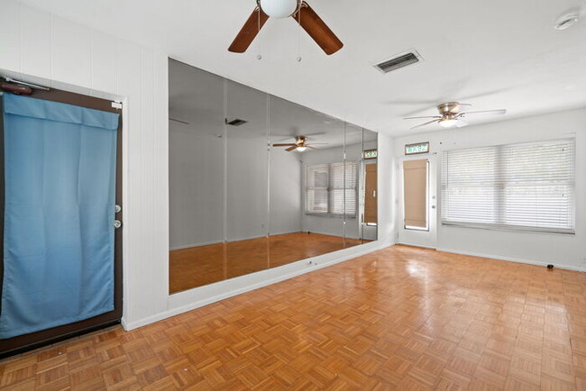 Building Photo - Beautiful Home For Rent in St Petersburg!