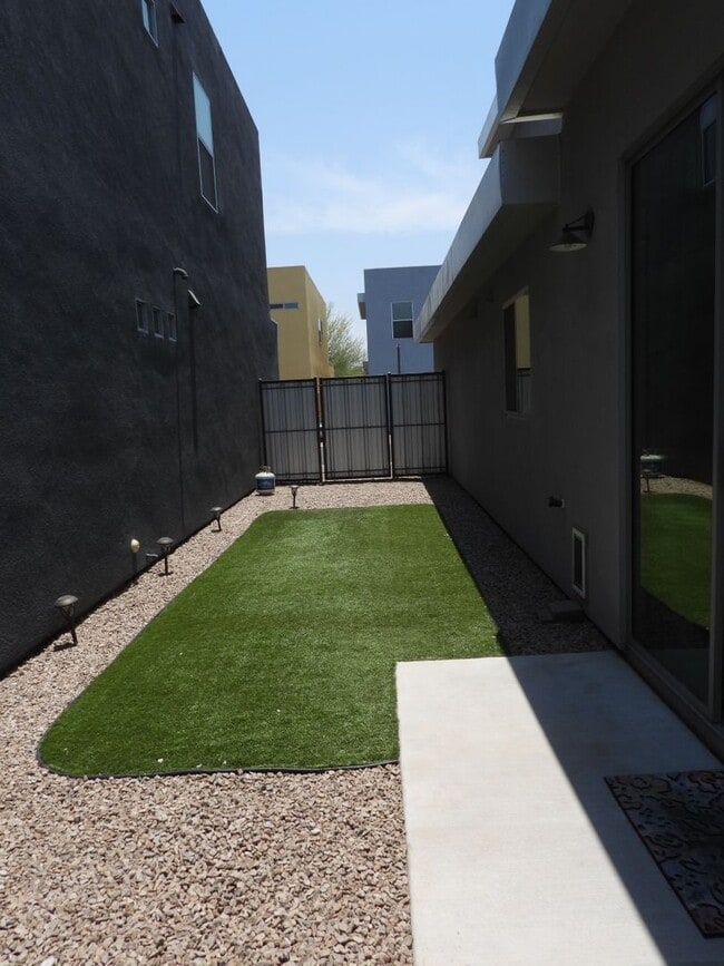 Building Photo - 975 E Park Modern Dr