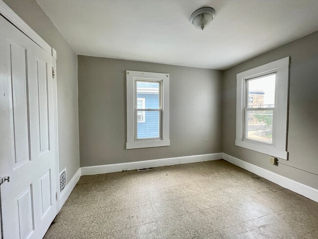 Building Photo - Spacious 4 Bedroom Twin FOR RENT in Bridge...