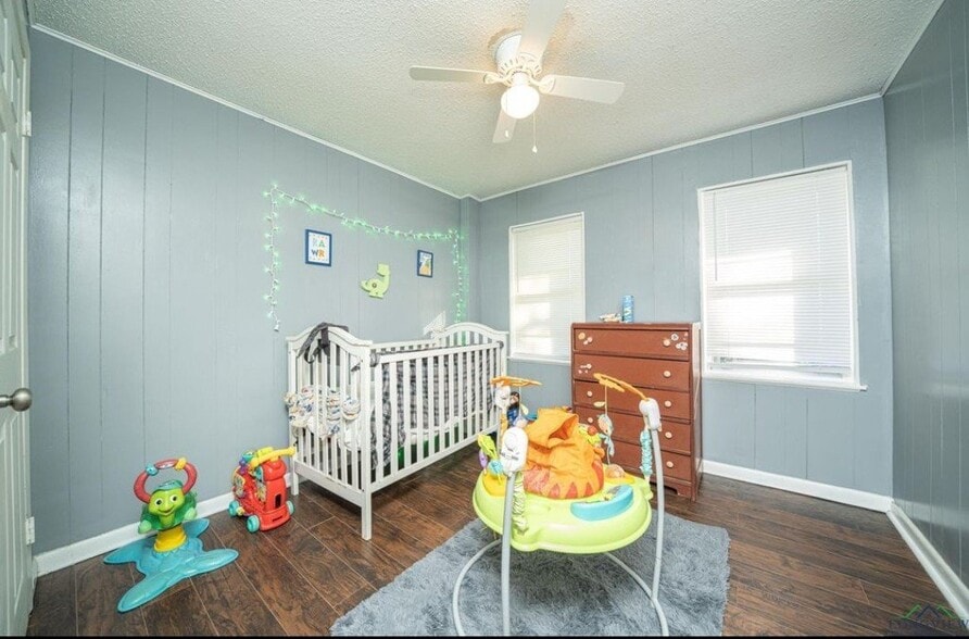 Building Photo - 106 S Davis St