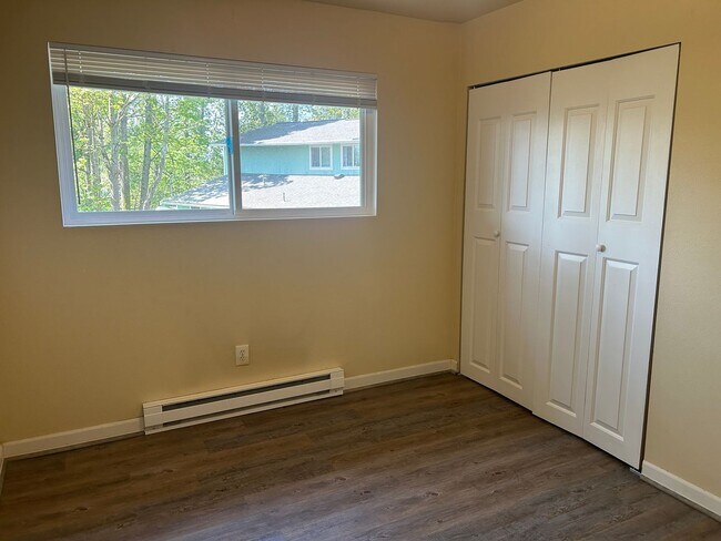 Building Photo - Spacious Townhouse-Style Condo with Patio! W/S/G included