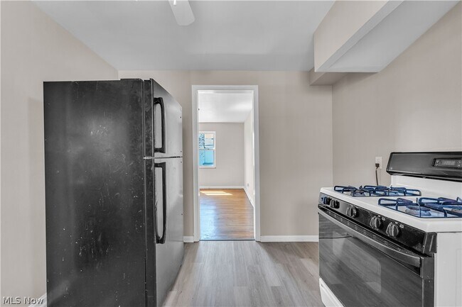 Building Photo - 494 E 222nd St
