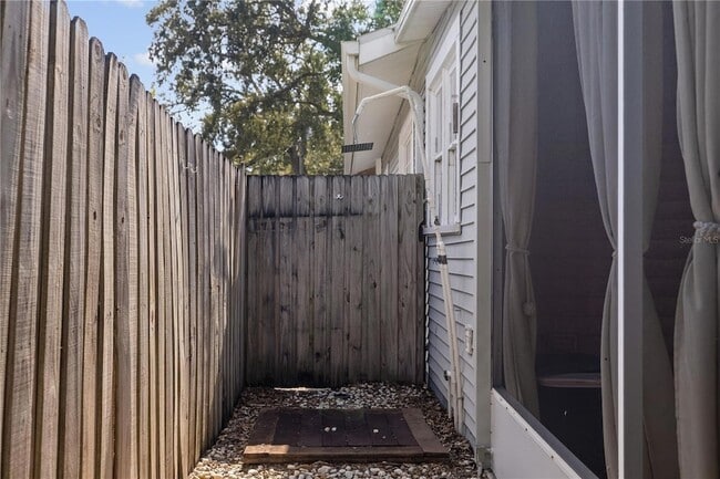 Building Photo - 227 W Fern St