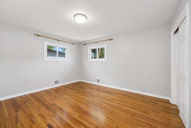 Building Photo - 1612 W 15th St