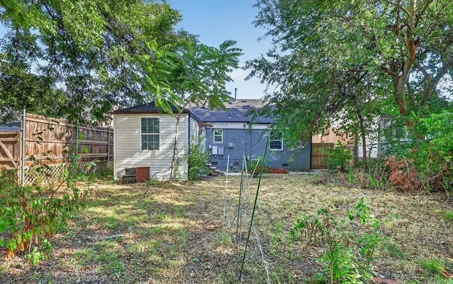 Building Photo - 2312 Cashion Pl