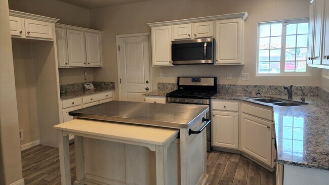 Building Photo - NE Bakersfield 4 bed 2 bath home with sola...