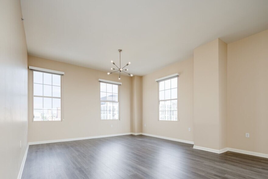 Building Photo - 475 W 12th Ave