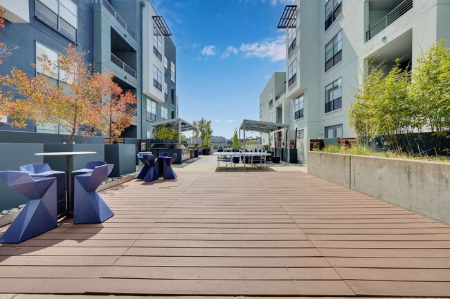 Building Photo - 355 Berry St