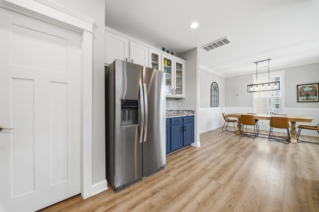 Building Photo - 9610 7th Bay St