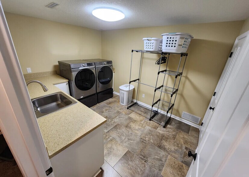 Building Photo - 210 NE 12th Street Pl