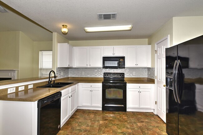 Building Photo - GREAT SINGLE STORY HOME  |  DECK REDONE CL...
