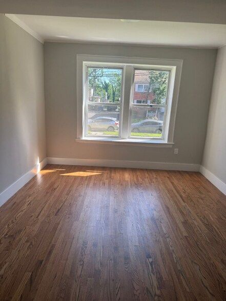 Building Photo - 501 W 7th St