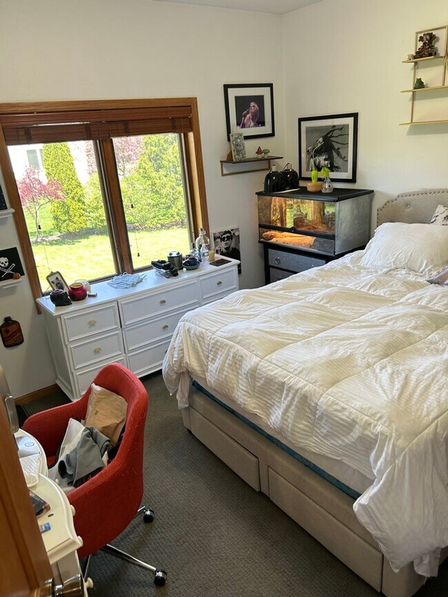 Building Photo - Charming West Side Single Family Home
