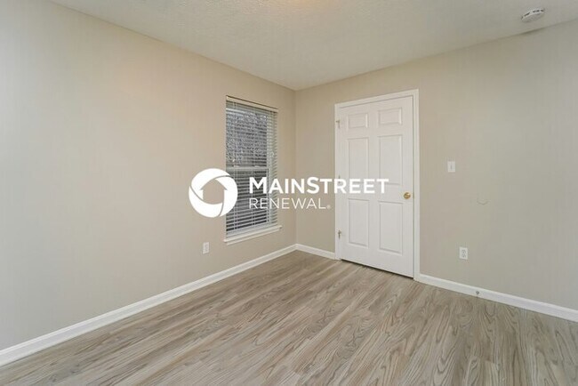Building Photo - 4 Bedroom Pet-Friendly Home in Louisville, KY with Main Street Renewal