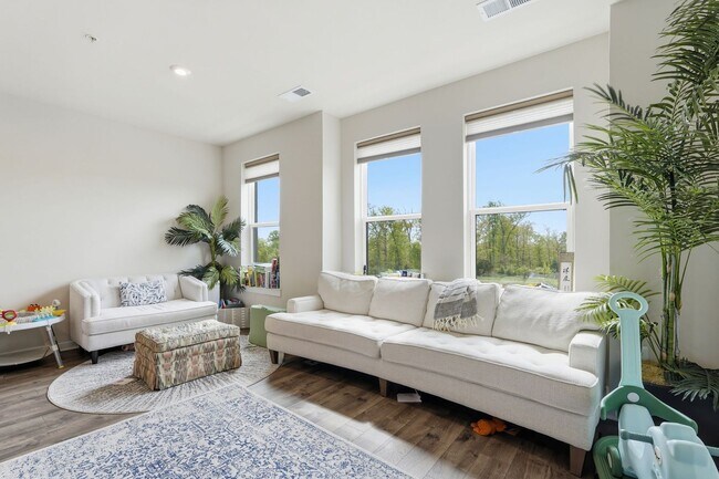 Building Photo - Perfectly positioned near the vibrant shopping and dining destination of One Loudoun, this reside...