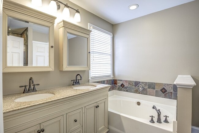 Building Photo - 3 Bedroom Home with Large Fenced in Yard, 2 Car Garage & Bonus Room!