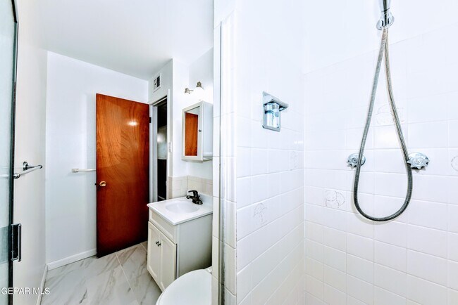 Building Photo - 4909 Winthrop Dr