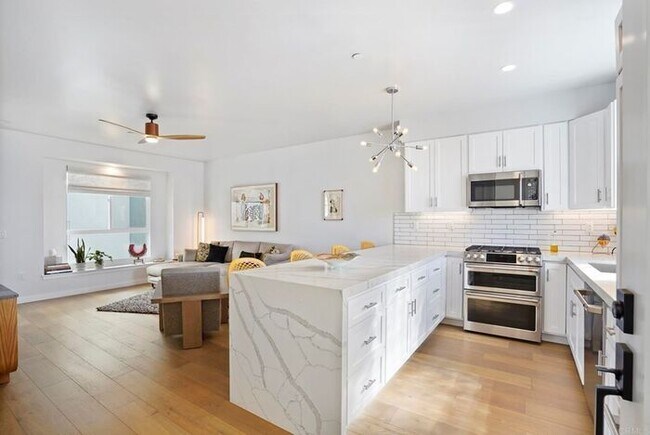 Building Photo - Discover this stunning 2-bedroom, 2-bath home in San Diego!