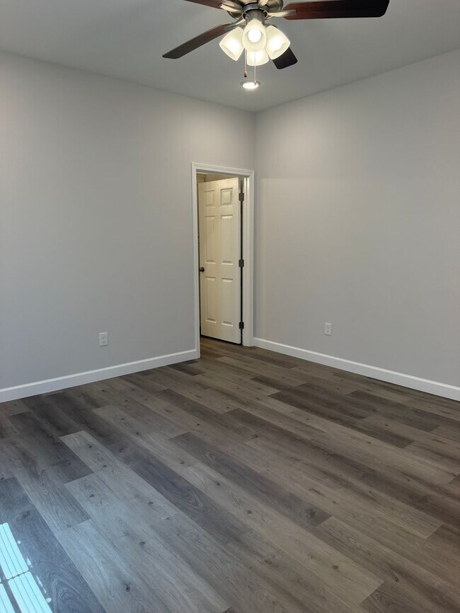 Building Photo - 933-935 Rodeo Ln