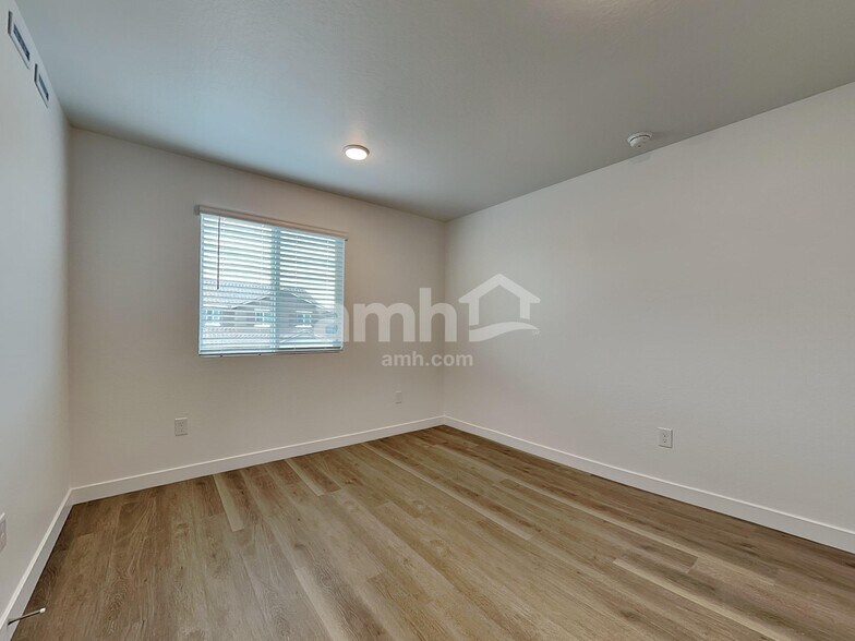 Building Photo - 9717 W Tamarisk Ave