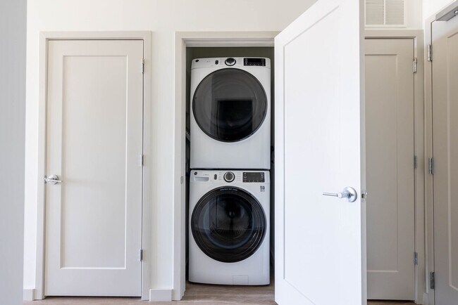 Building Photo - 505 16th Ave S