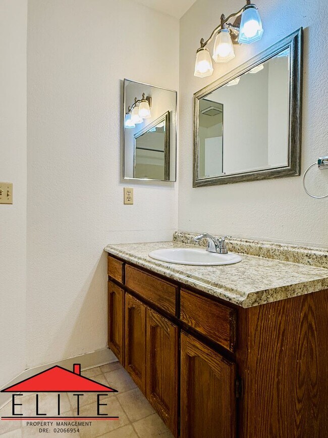 Building Photo - AVAILABLE NOW!!