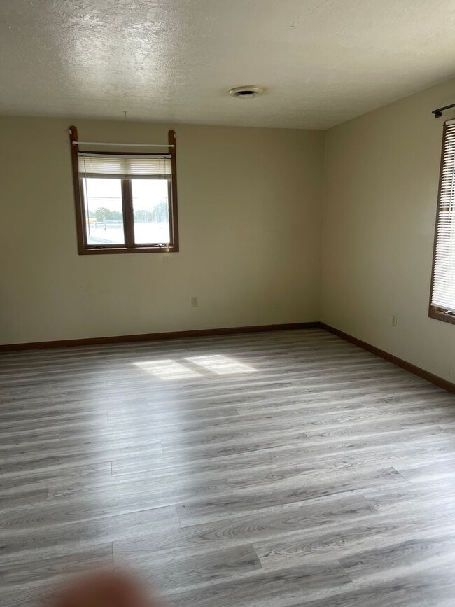 Building Photo - 2 bedroom 1 bathroom upstairs apartment fo...