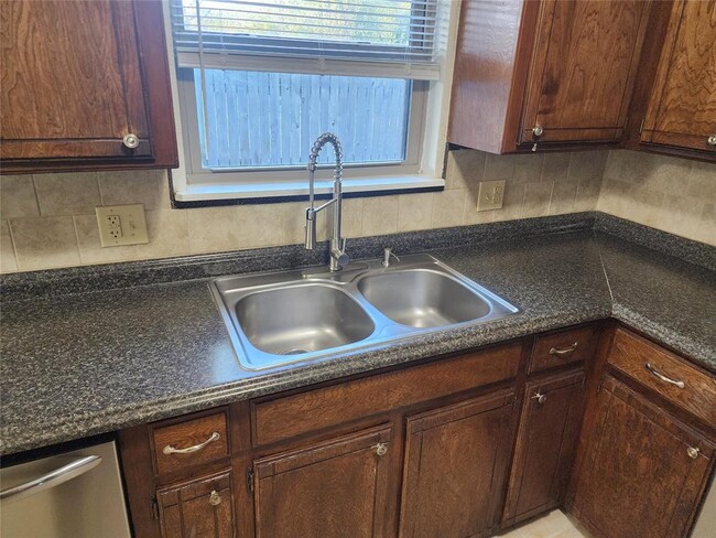 Building Photo - 807 S Jones Ln