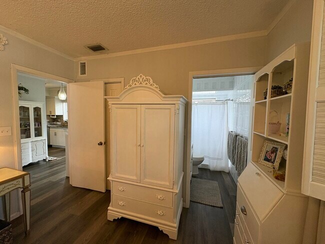 Building Photo - 609 NE 13th Ave