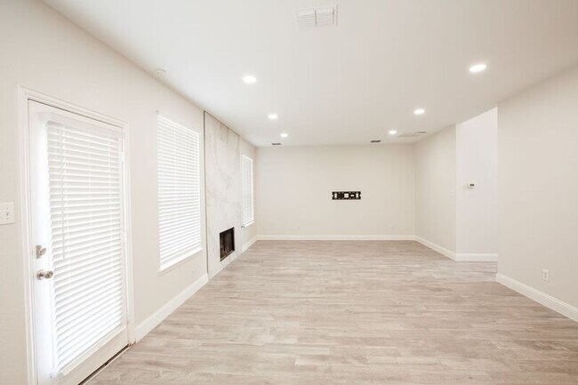 Building Photo - 9900 Presthope Dr