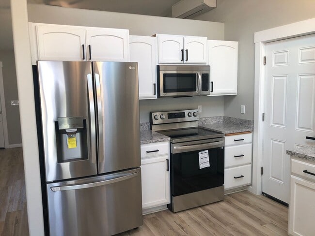 Building Photo - Updated 3 bedroom 2 bath house in Veneta!