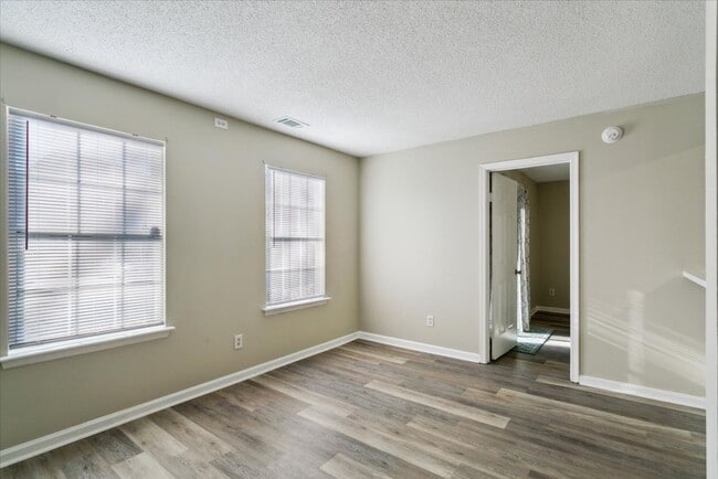 Building Photo - Updated 2 Bedroom 2 Bath Condo Near Fort Eustis and Williamsburg