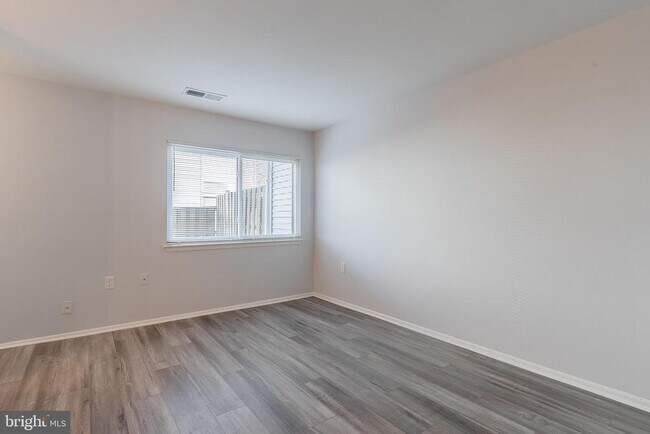 Building Photo - 8708 Village Square Dr