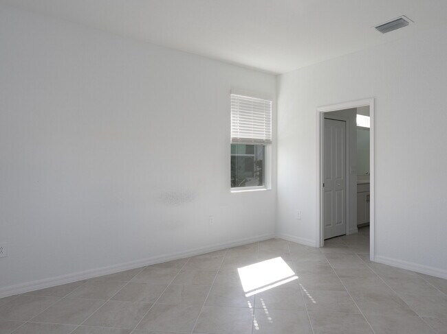 Building Photo - 11470 Burgundy Dr