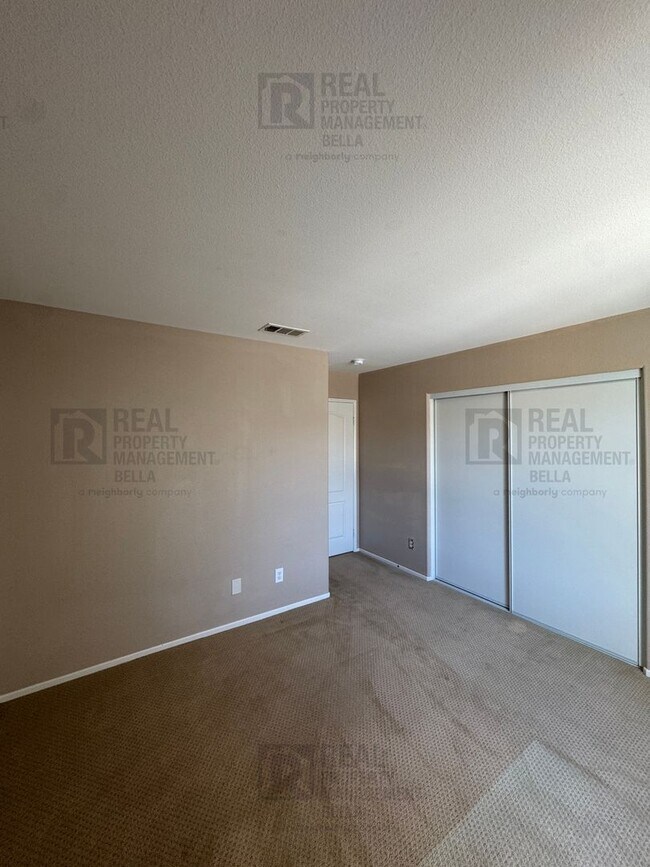 Building Photo - 4-Bedroom Home with Desirable Downstairs Bedroom & Full Bath