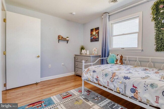 Building Photo - 1715 Tacoma Rd